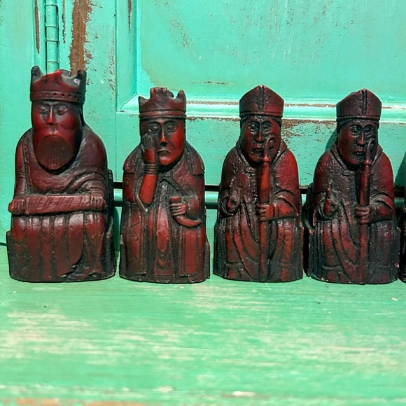 Studio Anne Carlton Isle Of Lewis Chess Set with Board - Picture 6 of 12